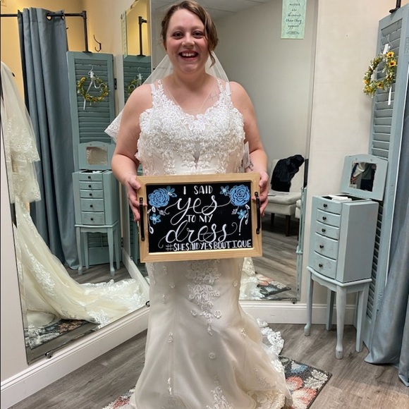 Meet your Posher, Adria - Picture 3 of 7